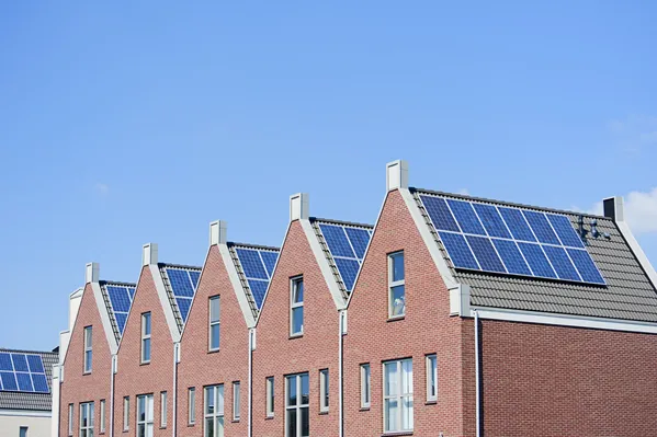 Rode rijwoningen met zonnepanelen op de daken